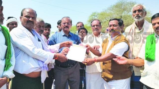 ಕುಮದ್ವತಿ ಮತ್ತು ವರದಾ ನದಿಗಳಿಗೆ ಅಡ್ಡಲಾಗಿ ಕಟ್ಟಿರುವ ಬ್ರಿಡ್ಜ್‌ ಕಂ. ಬ್ಯಾರೇಜ್‌ಗಳಲ್ಲಿ ದಶಕಗಳಿಂದ ಜಮಾ ಆಗಿರುವ ಹೂಳನ್ನೆತ್ತಿ ನೀರು ನಿಲ್ಲಿಸಲು ಕ್ಯಾಬಿನೇಟ್‌ನಲ್ಲಿ ವಿಶೇಷ ಕಾನೂನು, ಅನುದಾನಕ್ಕೆ ಒತ್ತಾಯಿಸಿ ಸರಕಾರಕ್ಕೆ ಮನವಿ  