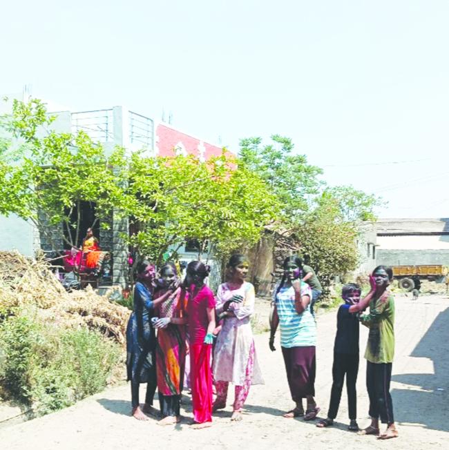 ಹಬ್ಬದ ಐದನೇ ದಿನದಂದು ಬಣ್ಣದ ಆಟಗಳನ್ನು ಆಡಿದ ವಿದ್ಯಾರ್ಥಿಗಳು 