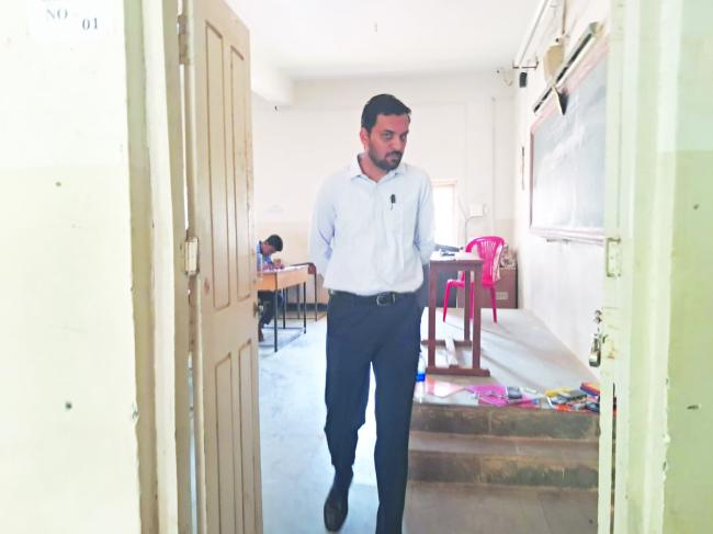   ಪಿಯುಸಿ ಪರೀಕ್ಷಾ ಕೇಂದ್ರಕ್ಕೆ ಜಿ.ಪಂ.ಸಿಇಓ ದಿಢೀರ್ ಭೇಟಿ, ಪರೀಶೀಲನೆ 