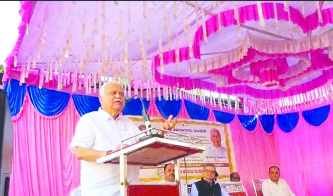 ದಾಂಡೇಲಿ ನಗರಸಭೆ ಆವರಣದಲ್ಲಿ ನಗರೋತ್ಥಾನ ಕಾಮಗಾರಿಗೆ ಶಿಲಾನ್ಯಾಸ ನೆರವೇರಿಸಿ ಶಾಸಕ  ಆರ್‌.ವಿ ದೇಶಪಾಂಡೆ 