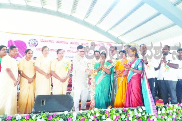 ಮಹಿಳೆಯರನ್ನು ಸಮಾಜದಲ್ಲಿ ಜಾಗೃತಿ ಮೂಡಿಸಿ ಮುಖ್ಯವಾಹಿನಿಗೆ ಕರೆತರಬೇಕಿದ 