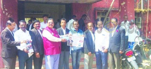 ರಾಣೆಬೆನ್ನೂರು ವಕೀಲರ ಸಂಘದಲ್ಲಿ ಹೂಗುಚ್ಛ ನೀಡಿ ಮತಯಾಚಿಸಿದ ಬಾಗೇವಾಡಿ ಚನ್ನಬಸಪ್ಪ 