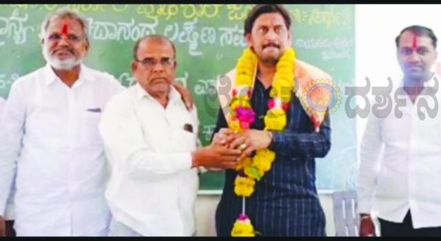 10ನೇ ತರಗತಿಯ ವಿದ್ಯಾರ್ಥಿಗಳಿಗೆ ಪರೀಕ್ಷಾ ಪ್ಯಾಡ್‌ಗಳನ್ನು ವಿತರಣೆ