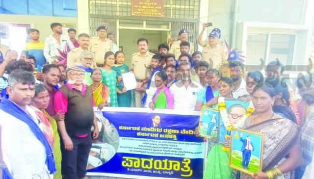 ದಲಿತರ ಮೇಲಿನ ಹಲ್ಲೆಗೆ ತೀವ್ರ ಖಂಡನೆ : ಪಟ್ಟಣದಲ್ಲಿ ನಡೆದ ಪ್ರತಿಭಟನಾ ಪಾದಯಾತ್ರೆ : ಮೇಲ್ವರ್ಗದ 13 ಜನರನ್ನು ಬಂಧಿಸುವಂತೆ ಆಗ್ರಹ 