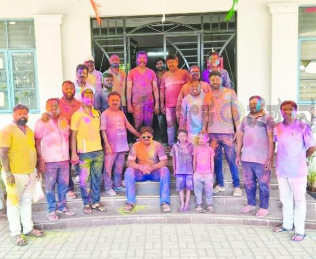 ರಂಗಪಂಚಮಿ ನಿಮಿತ್ತ ಯುವಕರು, ಯುವತಿಯರ ಬಣ್ಣದಾಟ