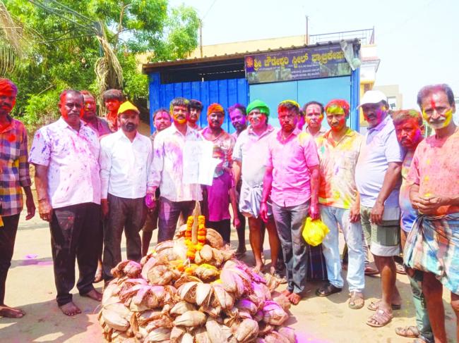 ಪಟ್ಟಣದ ಹೊಂಡದ ಓಣಿಯಲ್ಲಿ ಕಾಮನ ದಹನ ಮಾಡುವ ಮೂಲಕ ರಂಗ ಪಂಚಮಿಗೆ ಚಾಲನೆ 