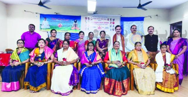  ಹೆಣ್ಣು ಗಂಡೆಂಬ ಬೇಧ ಮರೆತು ಒಟ್ಟುಗೂಡಿ ಸಮಾಜವನ್ನು ಭದ್ರವಾಗಿ ಕಟ್ಟಬೇಕಾಗಿದೆ : ವೀಣಾ ಬಿರಾದಾರ,   