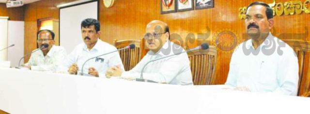 ಎಸ್‌.ಎಸ್‌.ಎಲ್‌.ಸಿ ವಾರ್ಷಿಕ ಪರೀಕ್ಷೆ ಪಾರದರ್ಶಕವಾಗಿ ನಡೆಸಲು ಕ್ರಮವಹಿಸಿ : ಹಿ ಡಾ. ಸುರೇಶ್ ಬಿ. ಇಟ್ನಾಳ್ 