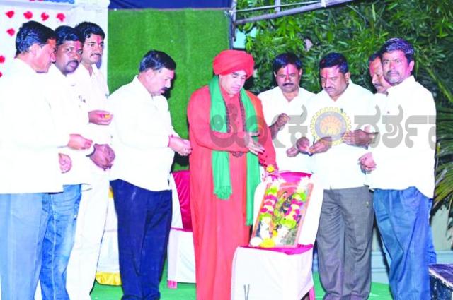 ರಾಣಿ ಚೆನ್ನಮ್ಮ ಹಾಗೂ ಸಂಗೊಳ್ಳಿ ರಾಯಣ್ಣನನ್ನು ಹೋರಾಟಗಾರರನ್ನು ಸ್ಮರಿಸಿಕೊಳ್ಳಿ 