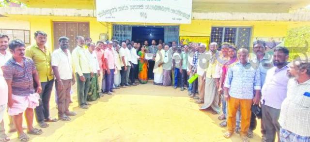 ಮೌಲಾನ ಆಜಾದ್ ಮಾದರಿ ಶಾಲೆ ಕಟ್ಟಡ ಕಾಮಗಾರಿ ಕೂಡಲೇ ಸ್ಥಗಿತಗೊಳಿಸಿ, ಬೇರೆ ಕಡೆಗೆ ಸ್ಥಳಾಂತರಿಸುವಂತೆ ಒತ್ತಾಯಿಸಿ ಶಿರಸ್ತೇದಾರ ರಮೇಶ ಮನವಿ