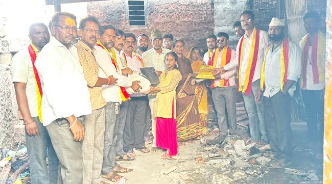 ಕನ್ನಡ  ರಕ್ಷಣಾ ವೇದಿಕೆ, ಕನ್ನಡ ಸೇನೆ ಸಂಘಟನೆಯಿಂದ ಆಹಾರ ಕಿಟ್, ಬಟ್ಟೆ ವಿತರಣೆ