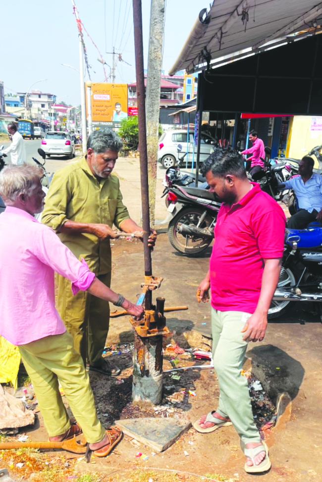 ಇಂಪ್ಯಾಕ್ಟ್‌: ಒಂದೇ ಸುದ್ದಿಗೆ ಬಗೆಹರಿಯಿತು ದೊಡ್ಡ ಸಮಸ್ಯೆ, ಹ್ಯಾಂಡ್ ಪಂಪ್‌ಗೆ ಬಂತು ಜೀವ, ಕಂಬಾರುಗಟ್ಟಿಯ ಜನರಿಗೆ ಉಲ್ಲಾಸ! 