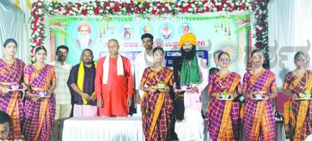 ಸಾಮಾಜಿಕ ಕಾರ್ಯಗಳು ಮತ್ತು ಧರ್ಮ ಬೋಧನೆಗಳು ನಮ್ಮೆಲ್ಲರಿಗೆ ದಾರೀದೀಪಗಳಾಗಿವೆ 