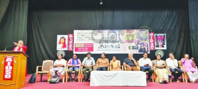 ಸರ್ಕಾರಿ ಶಾಲೆ ಉಳಿವಿಗಾಗಿ ಧಾರವಾಡ ಜಿಲ್ಲಾ ಮಟ್ಟದ ಪ್ರತಿಭಟನಾ ಸಮಾವೇಶ- ಕೆಪಿಎಸ್ ಮ್ಯಾಗ್ನೆಟ್‌ಯೋಜನೆ ವಿರುದ್ಧ ಭುಗಿಲೆದ್ದ ಜನತೆಯ ಆಕ್ರೋಶ! 