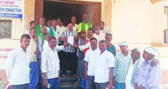 ರೈತರಿಗೆ ದಿನಾಲೂ 3 ಪಿಸ್ ವಿದ್ಯುತ್ ನಿಡುವಂತೆ ಆಗ್ರಹಿಸಿ ಮನವಿ