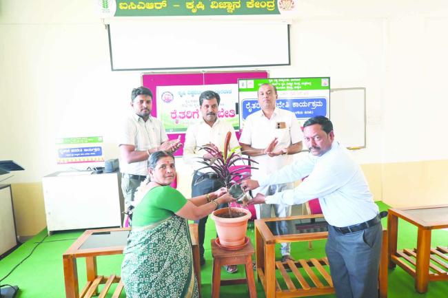 ಕಬ್ಬಿನಲ್ಲಿ ಕೃಷಿ ತ್ಯಾಜ್ಯಗಳ ಮರು ಬಳಕೆ ಕುರಿತು ರೈತರಿಗೆ ಒಂದು ದಿನದ ತರಬೇತಿ ಕಾರ್ಯಕ್ರಮ 