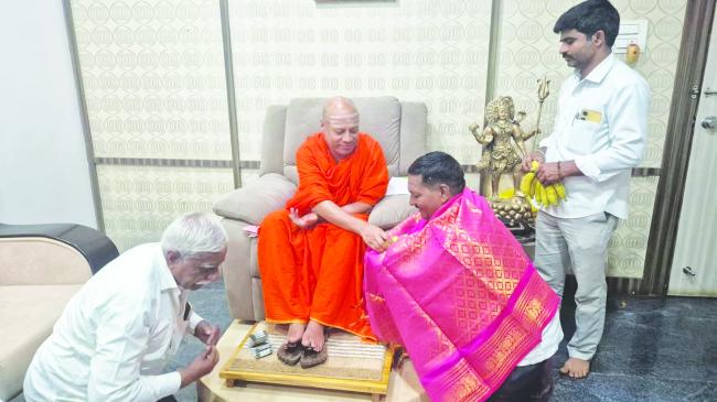  ಶ್ರೀಶೈಲ  ಶ್ರೀಗಳ  ಆಶೀರ್ವಾದ  ಪಡೆದ ಬಸವರಾಜ ಹಳಿಂಗಳಿ   