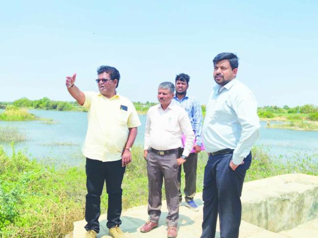 ತಾಳಿಕೋಟಿ ತಾಲೂಕಿನ ಪಡೇಕನೂರ ಗ್ರಾಮದಲ್ಲಿ ವಿವಿಧ ಕಾಮಗಾರಿ ಪರೀಶೀಲಿಸಿದ ಜಿಪಂ: ಸಿಇಒ ರಿಷಿ ಆನಂದ 