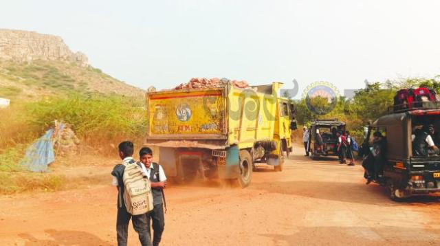 ಹಗಲು ಹೊತ್ತಿನಲ್ಲಿಯೇ ಇಲ್ಲಿ ಜೆಸಿಬಿ ಮೂಲಕ ಮಣ್ಣು ಅಗೆದು ಟಿಪ್ಪರ್ 