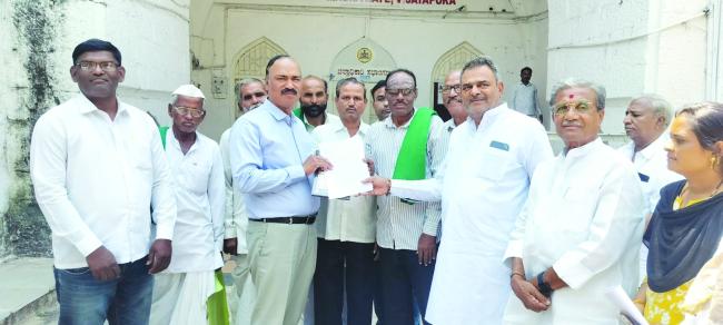 ವಿಶ್ವಗುರು  ಬಸವಣ್ಣನವರು ಹಾಗೂ ಶರಣೆ ಅಕ್ಕಮಹಾದೇವಿ ಕುರಿತು ಕೀಳು ಮಟ್ಟದ ಭಾಷೆಯಿಂದ  ಸಾಮಾಜಿಕ ಜಾಲತಾಣದಲ್ಲಿ ಹರಿಬಿಟ್ಟ ವ್ಯಕ್ತಿಯನ್ನು ಸಾರ್ವಜನಿಕವಾಗಿ ನೇಣುಗಂಬಕ್ಕೆ ಏರಿಸಲು ಆಗ್ರಹ 