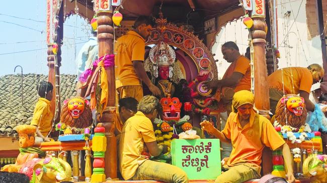 ಹುಕ್ಕೇರಿ ಲಕ್ಷ್ಮೀದೇವಿ ಜಾತ್ರೆ.ಸಂಭ್ರಮದ ಹೊನ್ನಾಟ; ಬಂಡಾರದಲ್ಲಿ ಮಿಂದೆದ್ದ ಹುಕ್ಕೇರಿ ಜನತೆ