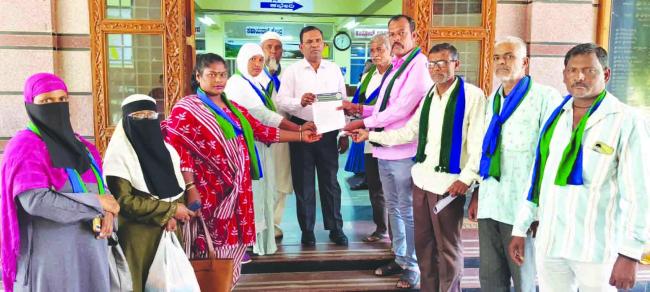 ಎಲ್‌.ಪಿ.ಜಿ ಗ್ಯಾಸ್ ಸಿಲಿಂಡರ ಕಾಳುಸಂತೆಯಲ್ಲಿ ಮಾರಾಟ ಮಾಡುತ್ತಿರುವ ಏಜೇನ್ಸಿಗಳ ಮೇಲೆ ಕ್ರಮಕ್ಕೆ ಆಗ್ರಹಿಸಿ ಮನವಿ 