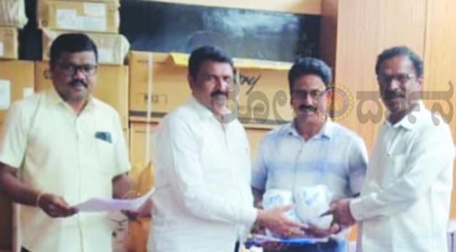 ಸರ್ಕಾರಿ ಶಾಲೆಗಳಿಗೆ ಫುಟ್ಬಾಲ್ ವಿತರಣೆ