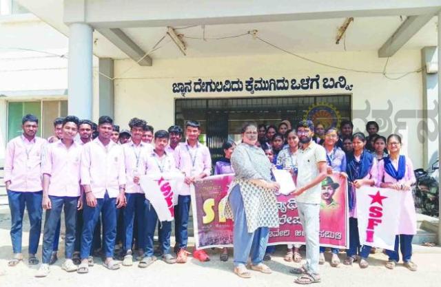 ಕನ್ನಡ ಪಠ್ಯಪುಸ್ತಕ ವಿಲ್ಲದೆ ಪದವಿ ವಿದ್ಯಾರ್ಥಿಗಳ ಪರದಾಟ: ಪಠ್ಯಪುಸ್ತಕ ವಿಳಂಬ ಖಂಡಿಸಿ, ಕೂಡಲೇ ವಿತರಣೆಗೆ ಎಸ್‌ಎಫ್‌ಐ ಆಗ್ರಹ