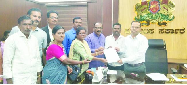 ಹರಗಿನಡೋಣಿ ಗ್ರಾಮಕ್ಕೆ ಕೆರೆ ನಿರ್ಮಿಸಲುಆಗ್ರಹಿಸಿ ಜಿಲ್ಲಾಧಿಕಾರಿಗಳ ಭೇಟಿ