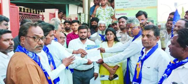 ಮೈಲೇಶ್ವರ ಗ್ರಾಮದ ಧರಣಿ ಸತ್ಯಾಗ್ರಹ 16ನೇ ದಿನಕ್ಕೆ, ಸ್ಥಳಕ್ಕೆ ಉಪವಿಭಾಗಧಿಕಾರಿ ಭೇಟಿ  