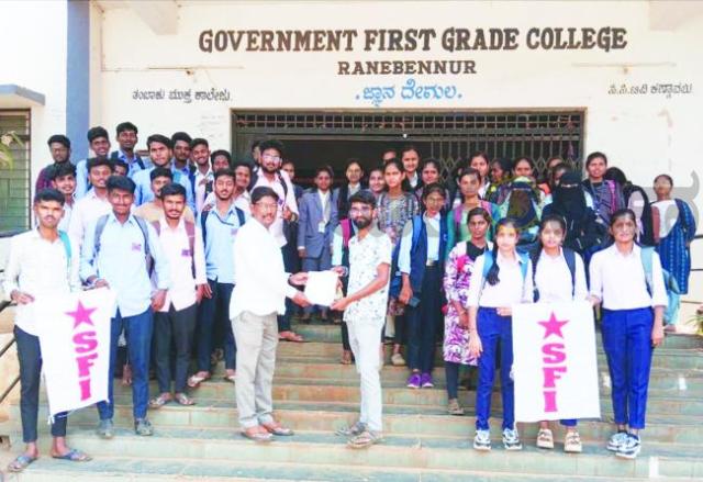 ಹಾವೇರಿ ವಿಶ್ವವಿದ್ಯಾಲಯ ವಿದ್ಯಾರ್ಥಿಗಳ ಪಠ್ಯಪುಸ್ತಕ ಬಗೆಹರೆಯದ ಗೊಂದಲ: ವಿಳಂಬ ನೀತಿ ಖಂಡಿಸಿ, ಶೀಘ್ರ ಪಠ್ಯಪುಸ್ತಕ ವಿತರಣೆಗೆ ಮನವಿ