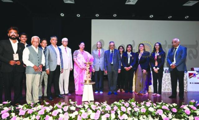 ಬೆಳಗಾವಿ ಆರ್‌.ಎಲ್‌.ಕಾನೂನು ಮಹಾವಿದ್ಯಾಲಯದಲ್ಲಿ ಅಣಕು ನ್ಯಾಯಾಲಯ ಸ್ಪರ್ಧೆ ಕಾನೂನು ವ್ಯಾಸಂಗಕ್ಕೆ ಅಣಕು ನ್ಯಾಯಾಲಯ ಸ್ಪರ್ಧೆ ಅಡಿಪಾಯ : ಜ್ಯೋತಿ ಎಂ. 