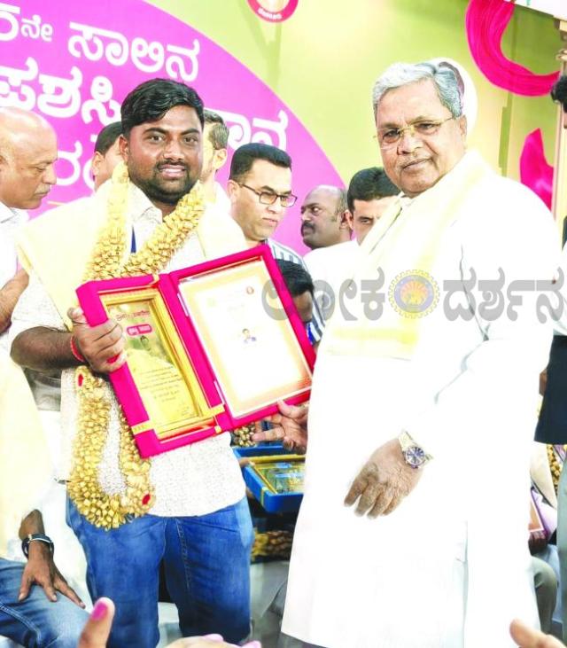 ಸಿಎಂ ಸಿದ್ದರಾಮಯ್ಯ ಅವರಿಂದ ಪ್ರಶಸ್ತಿ ಪ್ರದಾನ ಮಾಧ್ಯಮ ಅಕಾಡೆಮಿಯ ವಾರ್ಷಿಕ ದತ್ತಿ ಪ್ರಶಸ್ತಿ ಸ್ವೀಕರಿಸಿದ ಪತ್ರಕರ್ತ ನಾಗರಾಜ ವೈ 