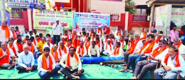 ಪ್ರಜಾಸೌಧ ಸ್ಥಳ ವಿರೋಧಿಸಿ 18 ನೇ ದಿನಕ್ಕೆ ಮುಂದುವೆರೆದ ಧರಣಿ ಸತ್ಯಾಗ್ರಹ. ತಾಳಿಕೋಟಿ ಪಟ್ಟಣದ ವಿವಿಧ ಸಂಘ ಸಂಸ್ಥೆಗಳಿಂದ ಬೆಂಬಲ  