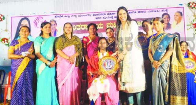 ರೇಷ್ಮಾಬೇಗಂ ಅವರಿಗೆ ಕೊಪ್ಪಳ ಸ್ರ್ತೀ ರತ್ನ ಪ್ರಶಸ್ತಿ  