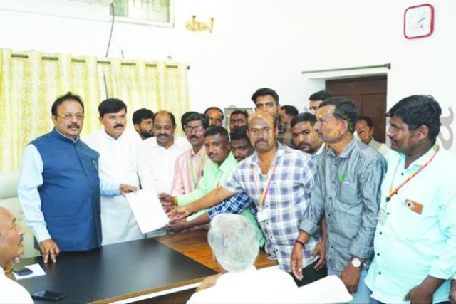 ಕೃಷಿ ಸಚಿವರು ಎನ್‌. ಚಲುವರಾಯಸ್ವಾಮಿ ಭೇಟಿಯಾದ ಬೆಳೆ ಸಮೀಕ್ಷೆದಾರು 