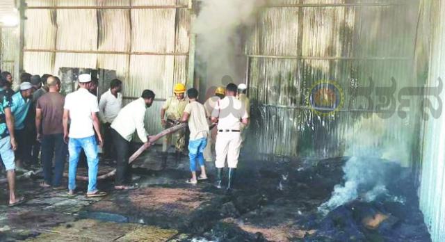 ಅಗ್ನಿ ಅವಘಡ:  ಫರ್ನೀಚರ್ ಅಂಗಡಿಯಲ್ಲಿನ ಪೀಠೋಪಕರಣಗಳು ಸುಟ್ಟು ಕರಕಲ 