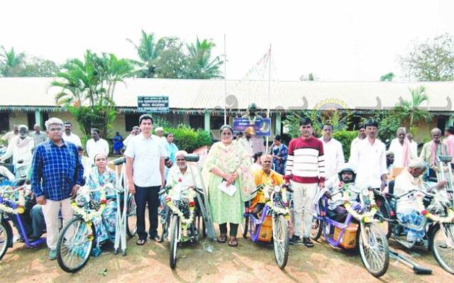 ಅಂಗವಿಕಲರ ಸೇವೆಯಲ್ಲಿ ಸಮಾಜ ತೊಡಗಿ ಅವರ ಸಬಲತೆಗೆ ಕೈಜೋಡಿಸಬೇಕು :  ವಿಕ್ರಮ ಇನಾಮದಾರ 