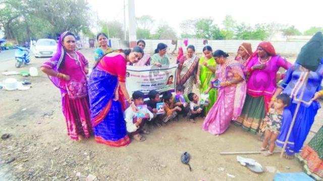 ರಾಜ್ಯದಿಂದ ವಲಸೆ ಬಂದಿರುವಂತಹ ಕುಲಕಸಬುದಾರರ ಮಕ್ಕಳಿಗೆ ಶಿಕ್ಷಣದ ಅರಿವನ್ನು ಮೂಡಿಸುವುದುರ ಮೂಲಕ ವಿಶ್ವ ಮಹಿಳಾ ದಿನಾಚರಣೆ 