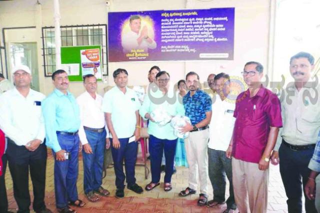 ಶಾಸಕ ಶ್ರೀನಿವಾಸ ತಾಲೂಕಿನ ಒಟ್ಟು 40 ಸರ್ಕಾರಿ ಪ್ರೌಢಶಾಲೆ ಮತ್ತು ಸರ್ಕಾರಿ ಪದವಿ ಪೂರ್ವ ಕಾಲೇಜುಗಳಿಗೆ ತಲಾ 5 ಫುಟ್‌ಬಾಲ್ ವಿತರಣೆ  