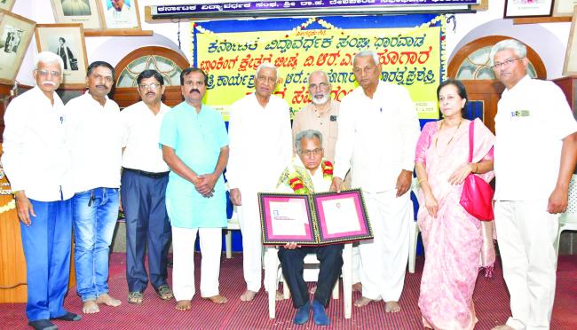 ಆರ್‌.ಎಸ್‌. ಹೂಗಾರಕೂಡ ಸ್ಮರಣೆಯ ಹಿನ್ನೆಲೆ ಪ್ರಶಸ್ತಿ ಹಾಗೂ ಕಲಿಕಾ ಪ್ರೋತ್ಸಾಹ ಧನ ನೀಡುತ್ತಿರುವುದು ಶ್ಲಾಘನೀಯ : ಜಿ. ಕೆ.ಆದಪ್ಪಗೌಡರ 