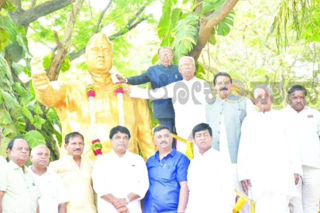   ಕೆ.ಎಚ್‌.ಪಾಟೀಲ ಪುತ್ಠಳಿಗೆ ಗೌರವ ಸಲ್ಲಿಕೆ 