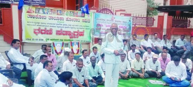 ತಾಳಿಕೋಟೆಯಲ್ಲಿ ಪ್ರಜಾಸೌಧ ಸ್ಥಳ ವಿರೋಧಿಸಿ ಧರಣಿ; ಸತ್ಯಾಗ್ರಹಕ್ಕೆ ಸರಾಪ್ ಹಾಗೂ ಸುವರ್ಣಾಕಾರರ ಸಂಘದ ಬೆಂಬಲ; 20ನೇ ದಿನಕ್ಕೆ ಕಾಲಿಟ್ಟ ಧರಣಿ