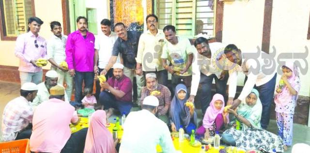 ರಮಜಾನ ಹಬ್ಬದ  ಉಪವಾಸವನ್ನು ಬಿಡುವ ಮುಸ್ಲಿಂ ಭಾಂದವರಿಗೆ ಹಣ್ಣು ಹಂಪಲ ಹಂಚಿದ. ವಿವಿಧ ಪತ್ರಕರ್ತರ ಸಂಘಟನೆಯವರು 