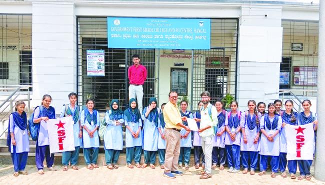 ಕನ್ನಡ ಭಾಷೆಯ ಪಠ್ಯಪುಸ್ತಕ ವಿಳಂಬ, ವಿದ್ಯಾರ್ಥಿಗಳಿಗೆ ಅನ್ಯಾಯ: ಹಾವೇರಿ ವಿಶ್ವ ವಿದ್ಯಾಲಯ ಕನ್ನಡ ವಿರೋಧಿ ಧೋರಣೆ ಎಸ್‌ಎಫ್‌ಐ ಖಂಡನೆ