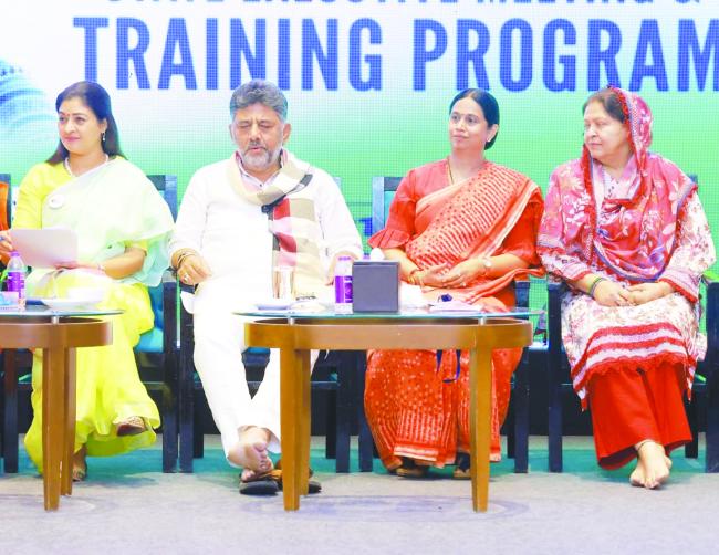 ನಿಷ್ಠೆಯಿಂದ ಕೆಲಸ ಮಾಡಿದರೆ ಅಧಿಕಾರ ಮನೆ ಬಾಗಿಲಿಗೆ ಬರುತ್ತದೆ : ಸಚಿವೆ ಲಕ್ಷ್ಮೀ ಹೆಬ್ಬಾಳಕರ್ 