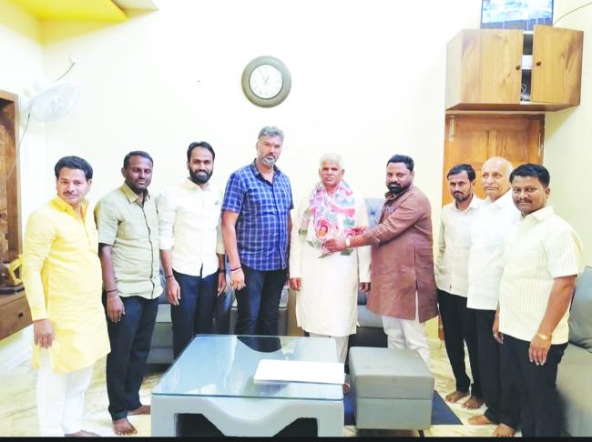 ಬಿಜೆಪಿಗೆ ಬಿಗ್ ಶಾಕ್‌: ಕಾಂಗ್ರೆಸ್ ಸೇರಿದ ಮುನವಳ್ಳಿಯ ಹಿರಿಯ ನಾಯಕ ದುಂಡಪ್ಪ ಬುರ್ಜಿ 