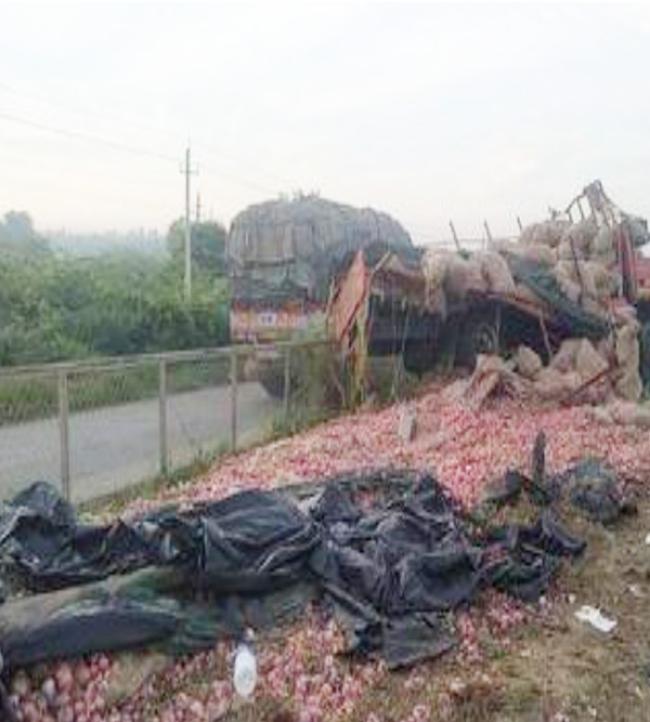 ಈರುಳ್ಳಿ ತುಂಬಿದ ಲಾರಿ ಮಗುಚಿ 1 ಸಾವು ಇಬ್ಬರಿಗೆ ಗಂಭೀರ ಗಾಯ 