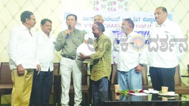 ಡಾ, ಸುಶೀಲ್ ಕುಮಾರ್ ಕಲಾಲ್ ರಿಂದ ಬಡವರಿಗೆ ಆಹಾರ ಸಾಮಾಗ್ರಿಗಳ ಹಬ್ಬದ ಕಿಟ್ ವಿತರಣೆ  