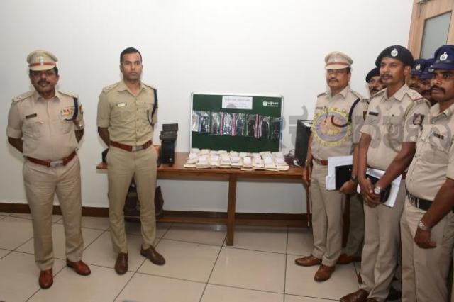 ಹಣ ದ್ವಿಗುಣ ಹೆಸರಲ್ಲಿ ಜನರಿಗೆ ವಂಚಿಸುತ್ತಿದ್ದ ಅಂತರಾಜ್ಯ ಖದೀಮರ ಬಂಧನ : ಗೋಕಾಕ ಪೊಲೀಸರ ಕಾರ್ಯಕ್ಕೆ ಎಸ್ ಪಿ ಶ್ಲಾಘನೆ